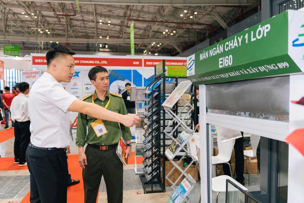 Nhân viên 899 IMEX tư vấn cho cán bộ PCCC tại triển lãm